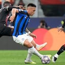 Lautaro Martínez disputando una pelota en el clásico entre Milan e Inter