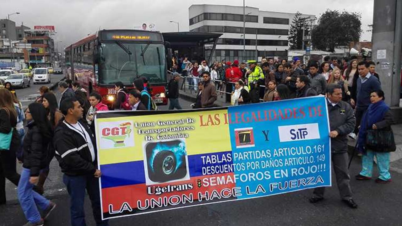 Conductores de Transmilenio protestan a la salida de la estación de la calle 76.