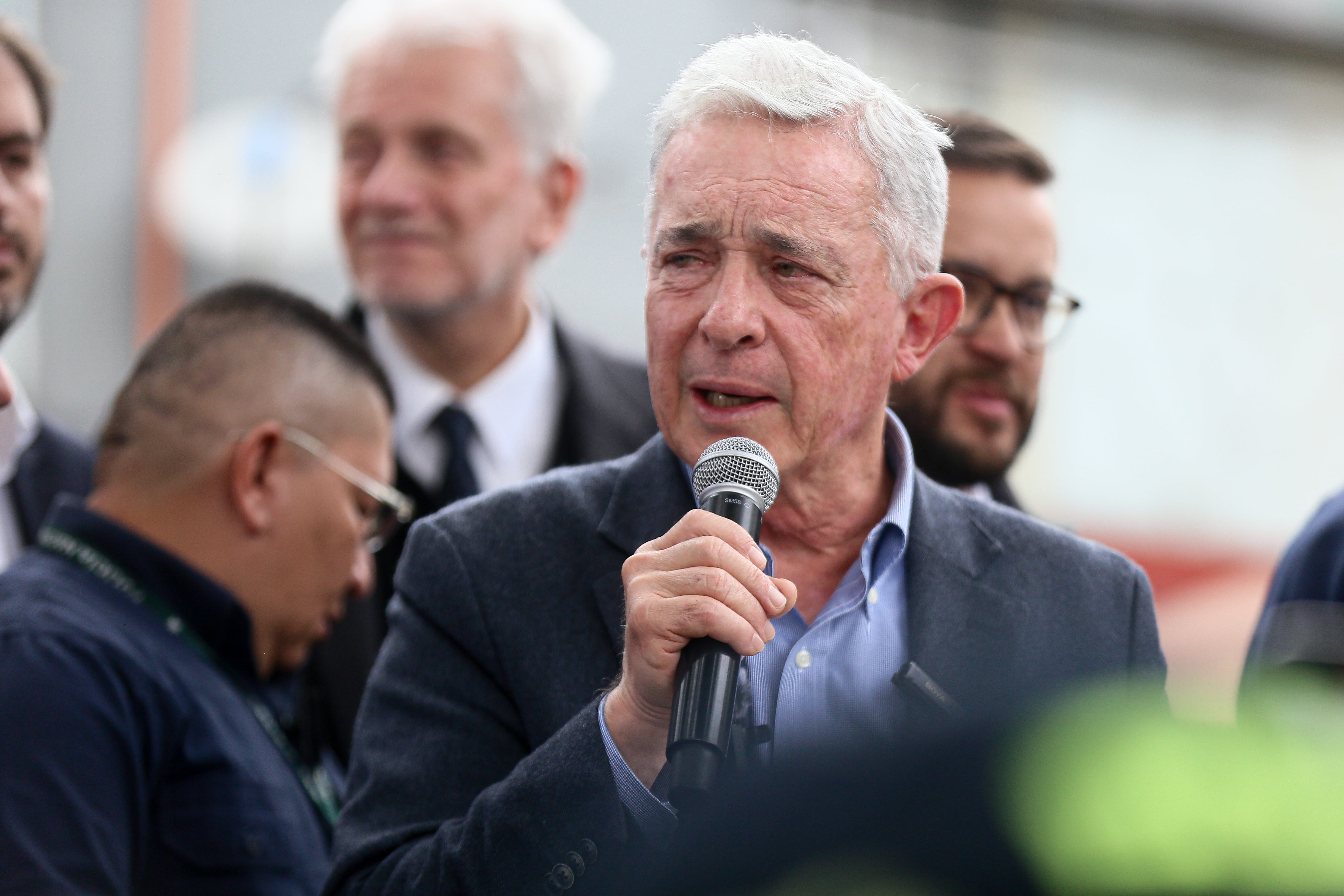 El expresidente Álvaro Uribe Vélez, acompañado del partido Centro Democrático, visitó el lugar en el que el Senador Miguel Uribe Turbay sufrió el atentado que ocasionó su muerte.