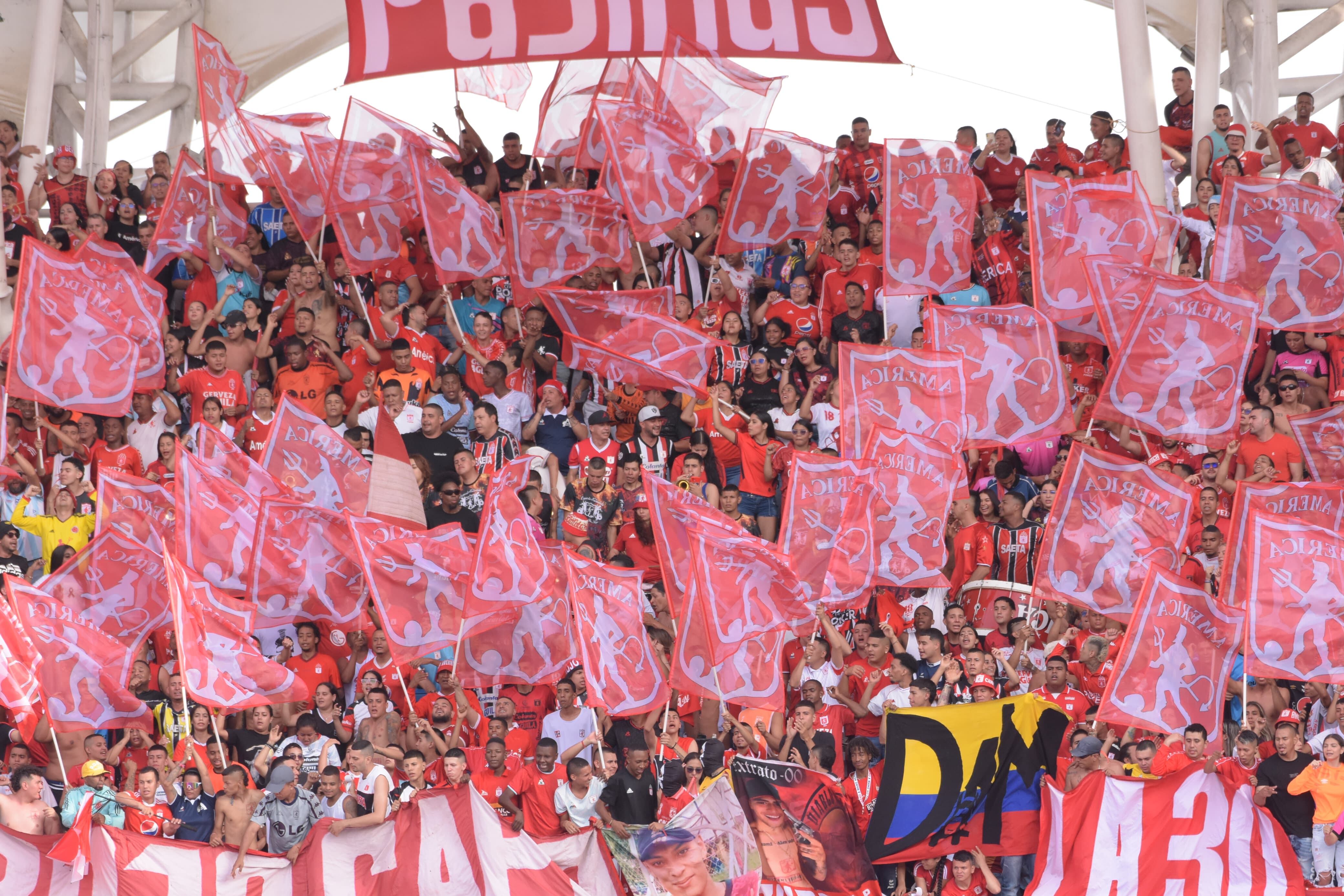 Imagen de los hinchas del América de Cali en el clásico vallecaucano contra Deportivo Cali, por la fecha 16 de la Liga colombiana.