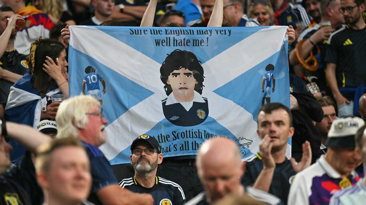 La imagen de Maradona en medio de la hinchada de Escocia, previo al partido ante Alemania.