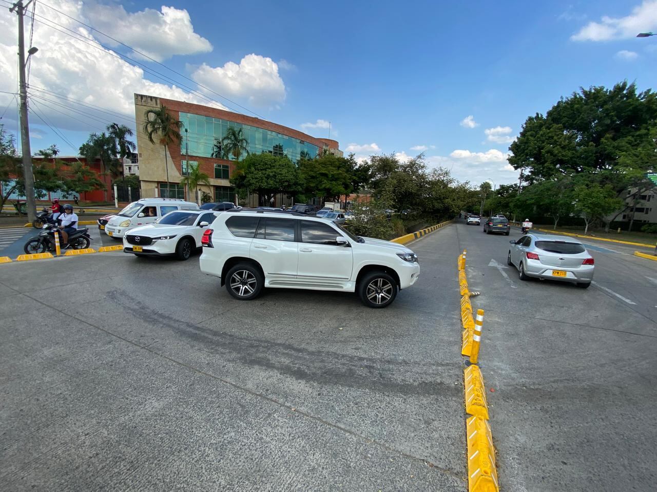 Retorno de la Carrera 80 hacia la Calle 5, donde conductores señalan que la extensión de los taches dificulta completar el giro.