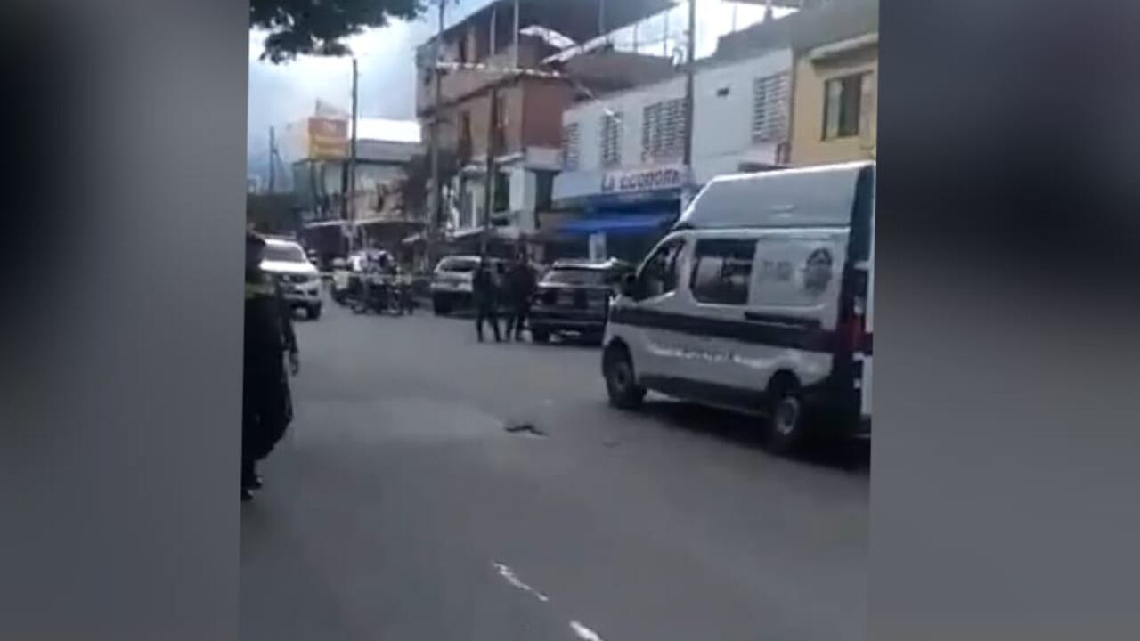 Un policía en retiro reaccionó ante un robo e impactó a los asaltantes.