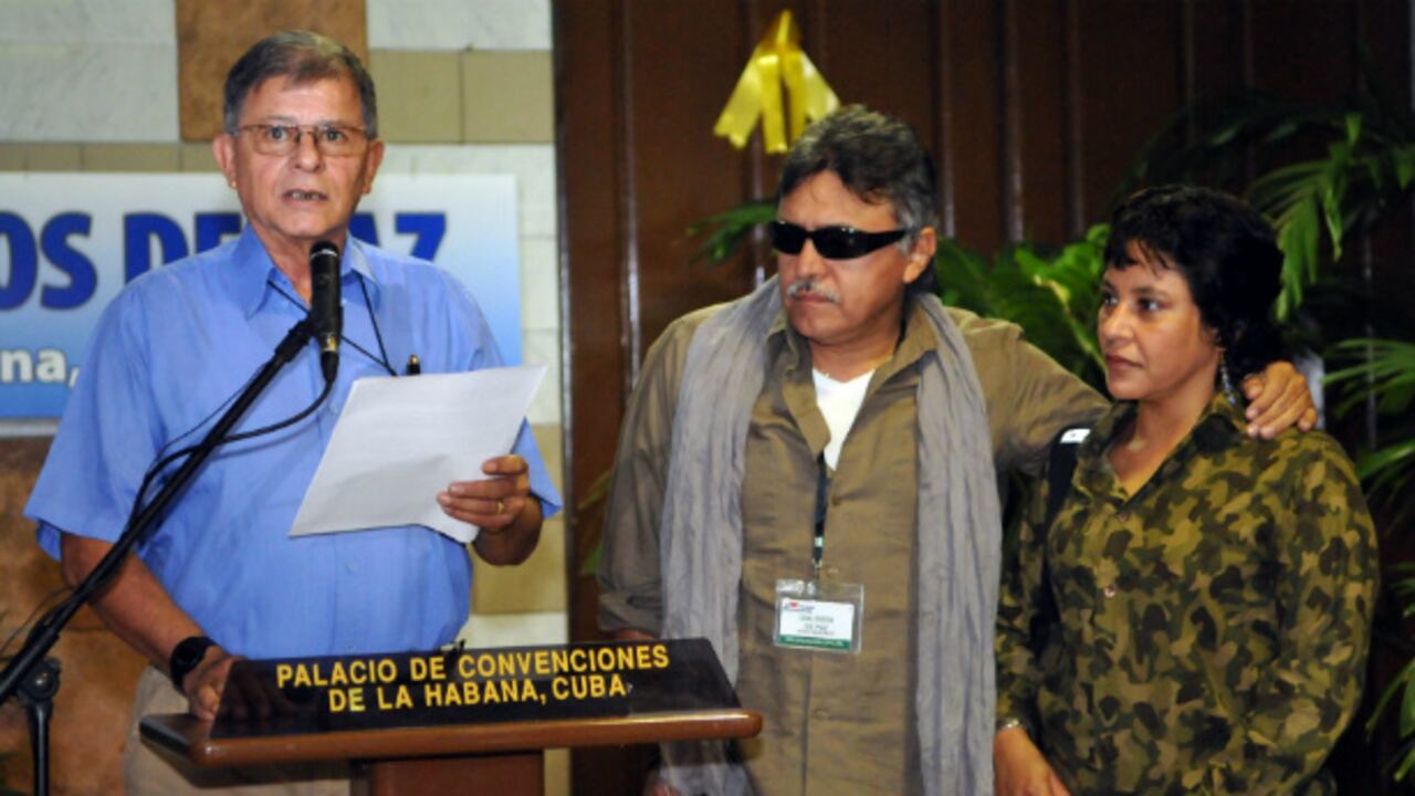 El integrante de las FARC Rodrigo Granda (i), alias 'Ricardo Téllez', lee un comunicado junto a Seuxis Paucias Hernández Solarte (c), alias 'Jesús Santrich', este jueves en el Palacio de Convenciones de La Habana (Cuba).