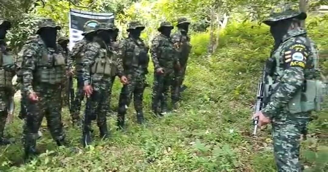 Encapuchados y con poderosos rifles reaparecieron Los Pachenca, enviaron un “caluroso saludo” al gobierno del presidente Gustavo Petro.