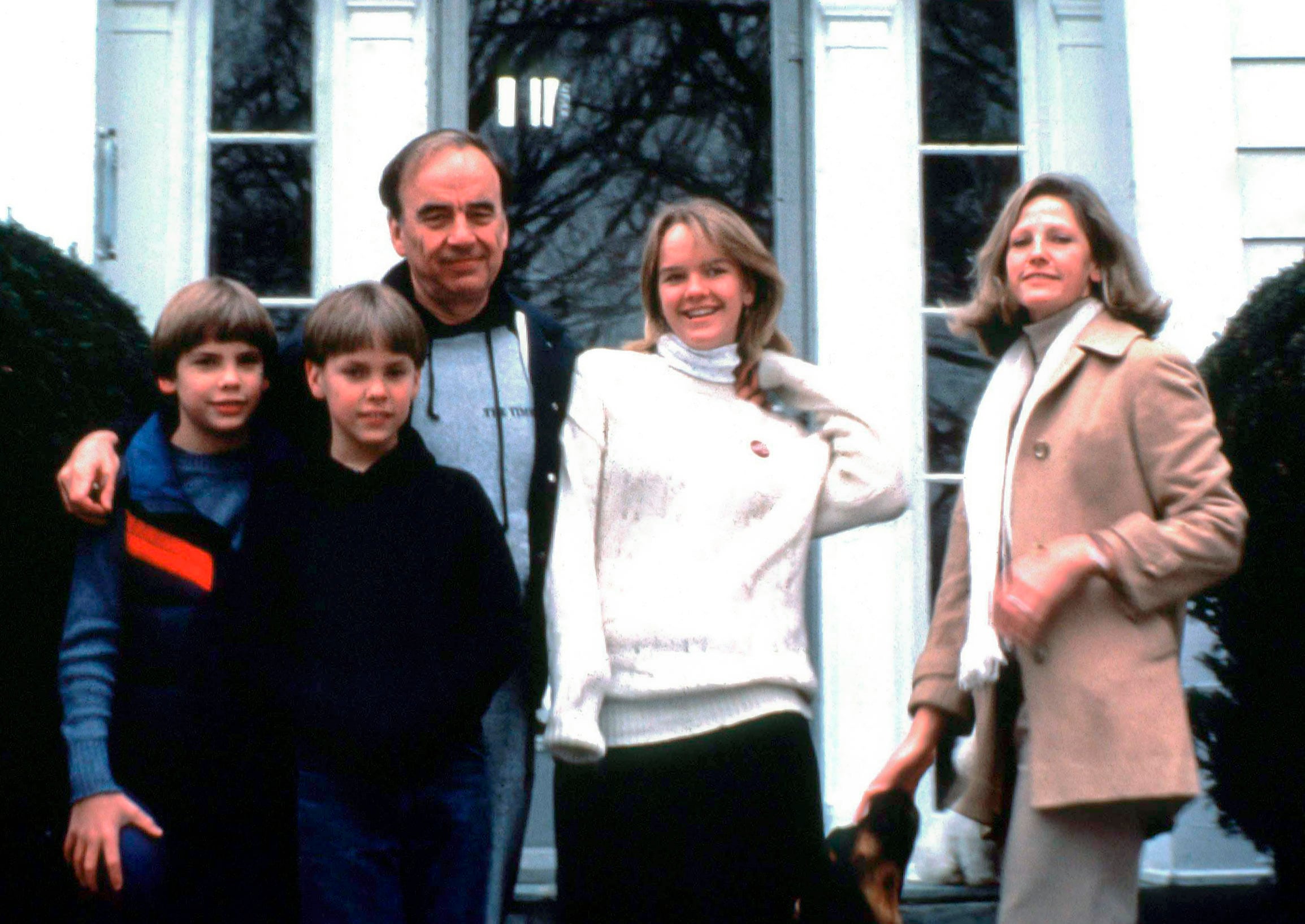 En 1983, cuando empezaba a triunfar en Estados Unidos, el magnate posó en Nueva York con su segunda esposa, Anna, y sus hijos Elisabeth, Lachlan y James.