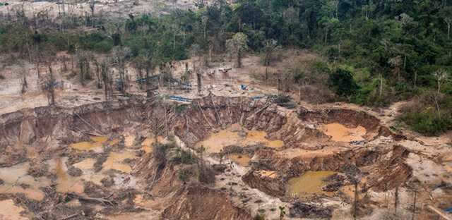 Vista aérea de un campo de minería ilegal ubicado en la Amazonía. AFP/ERNESTO BENAVIDES