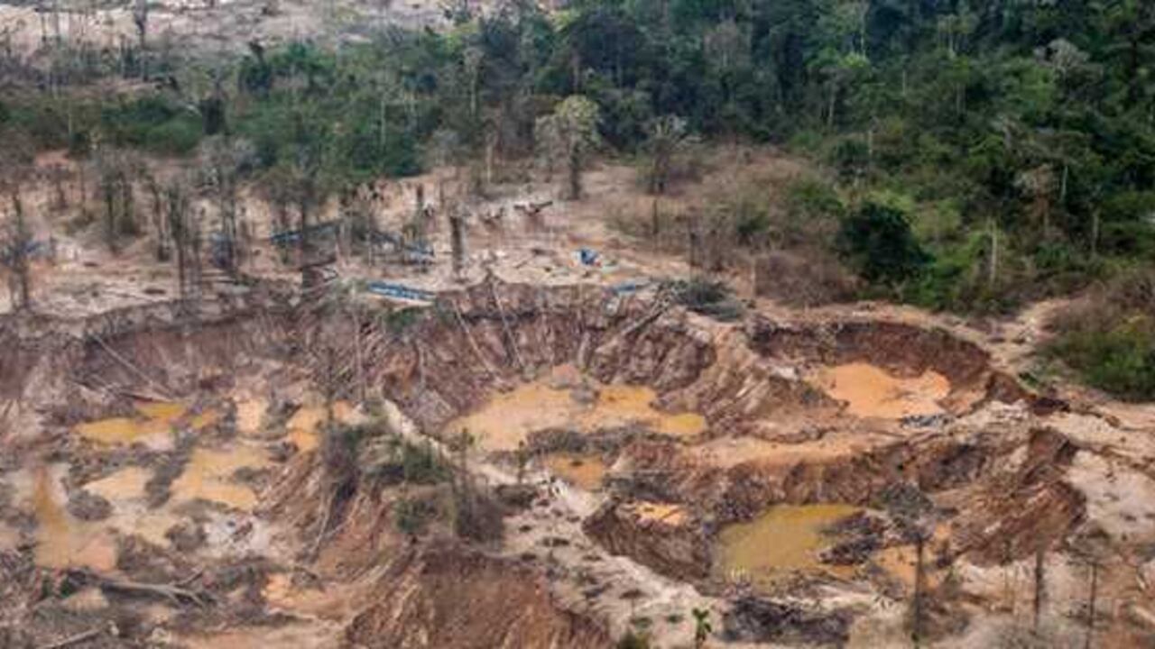 Vista aérea de un campo de minería ilegal ubicado en la Amazonía. AFP/ERNESTO BENAVIDES