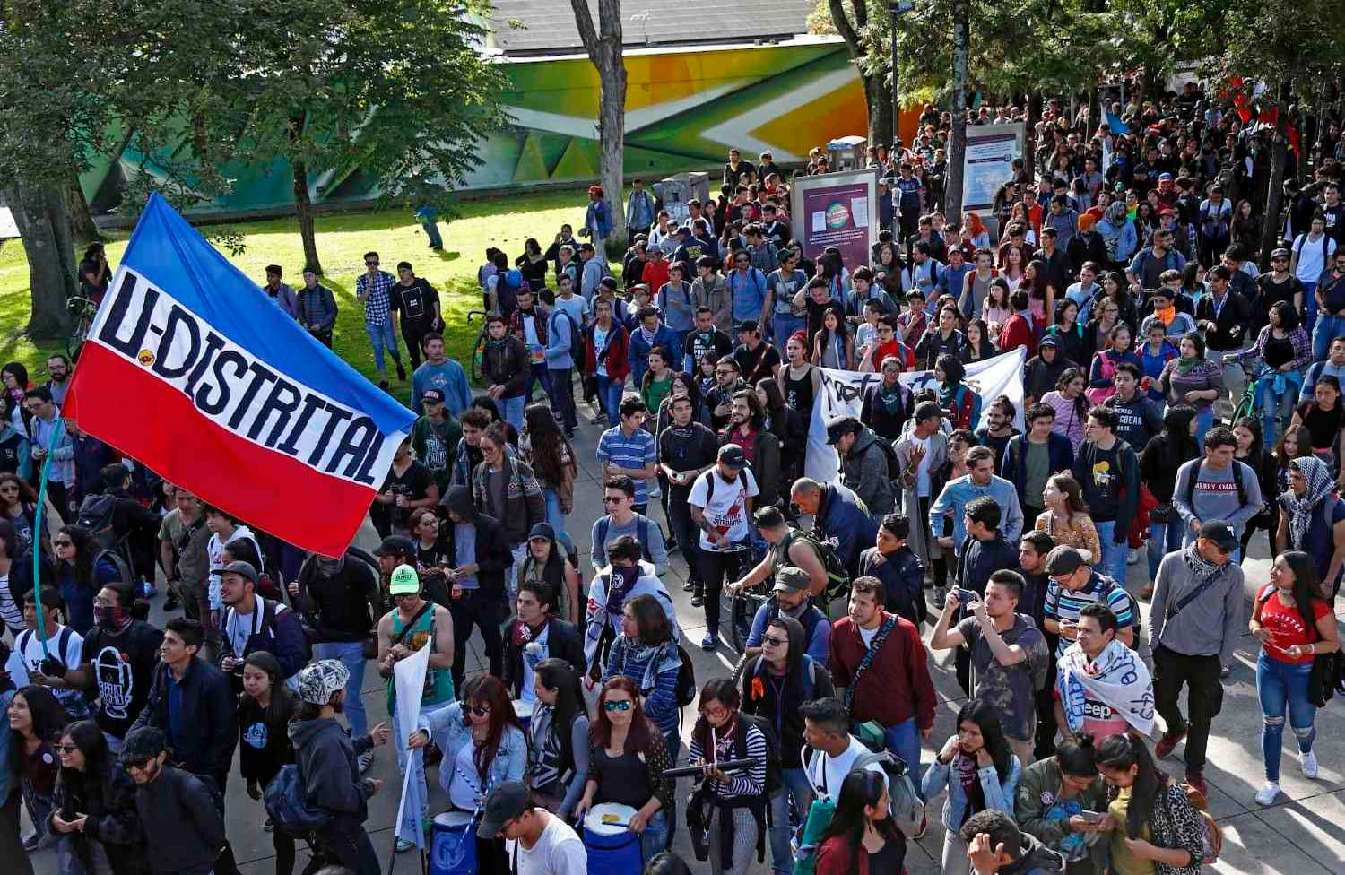 Sin embargo, los que sí manifestaron sacaron consigo las banderas, el color y los cantos por la defensa de la educación superior pública. Mientras los marchantes caminaron por la calle 45, la avenida Caracas, la calle 32, la carrera séptima y la calle 19, hasta el Parque de los Periodistas, los voceros estudiantiles retomaron la mesa de diálogo con el gobierno.