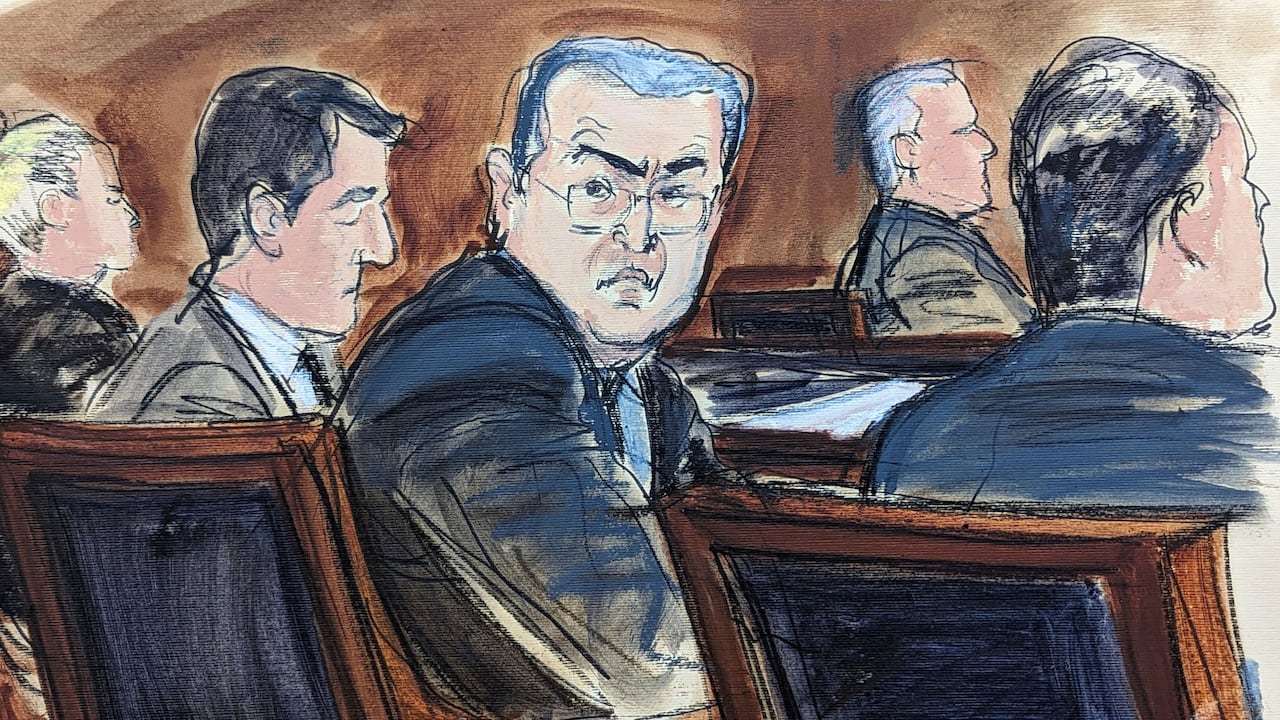 En este boceto en la corte federal de Nueva York, 20 de febrero de 2024, el expresidente hondureño Juan Orlando Hernández, flanqueado por sus abogados, gira la cabeza para mirar a los posibles miembros del jurado al comenzar su juicio. Hernández está siendo juzgado por tráfico de drogas y armas cuando era presidente de Honduras. (Elizabeth Williams via AP)