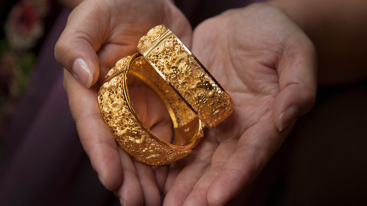 Solid gold bracelets are given as traditional wedding gifts to a Chinese couple. Chinese brides often change dresses during the wedding day mixing traditional Chinese dresses with Western gowns.