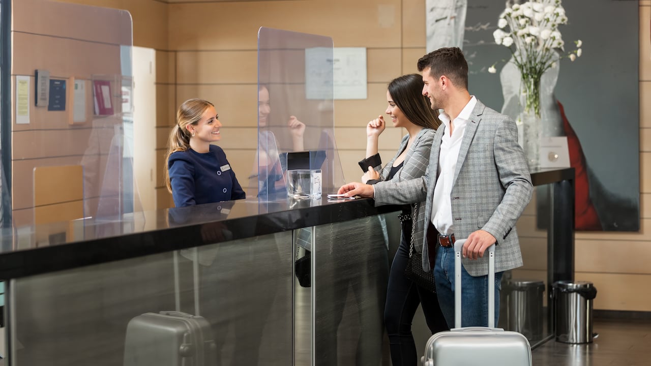 Turistas buscando alojamiento