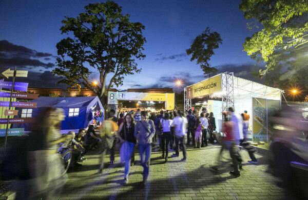 La entrada principal del Jardín Botánico de Medellín, donde la mayoría de las editoriales  y librerías venden sus productos. 
