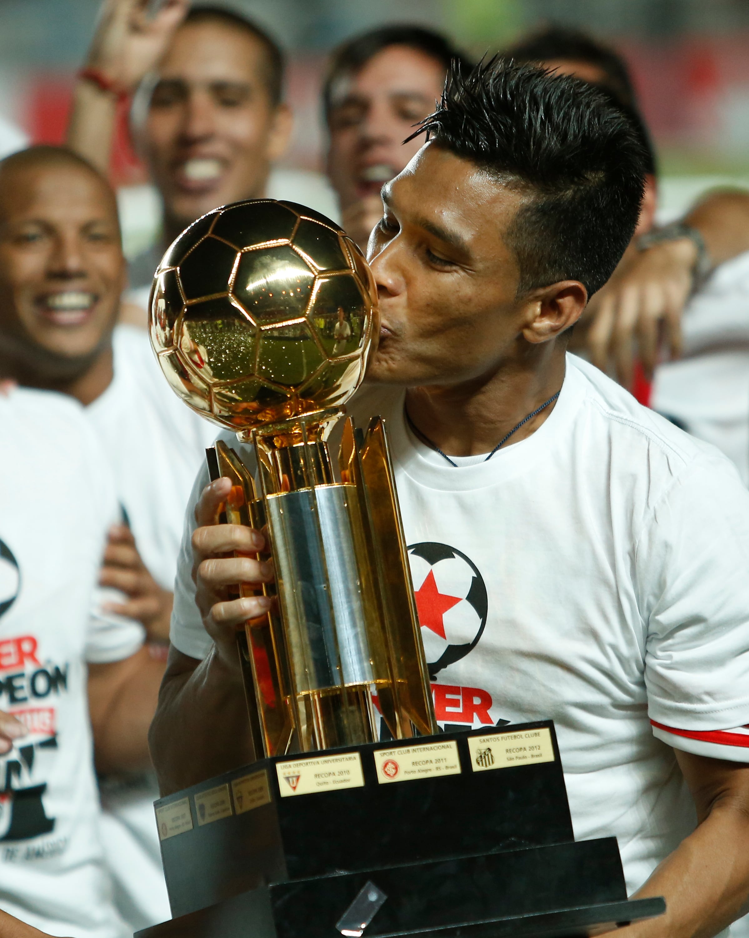 Teófilo Gutiérrez alzando el título de la Recopa Sudamericana con River Plate