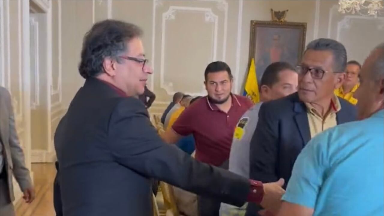 Presidente Gustavo Petro reunido con los taxistas en la Casa de Nariño.