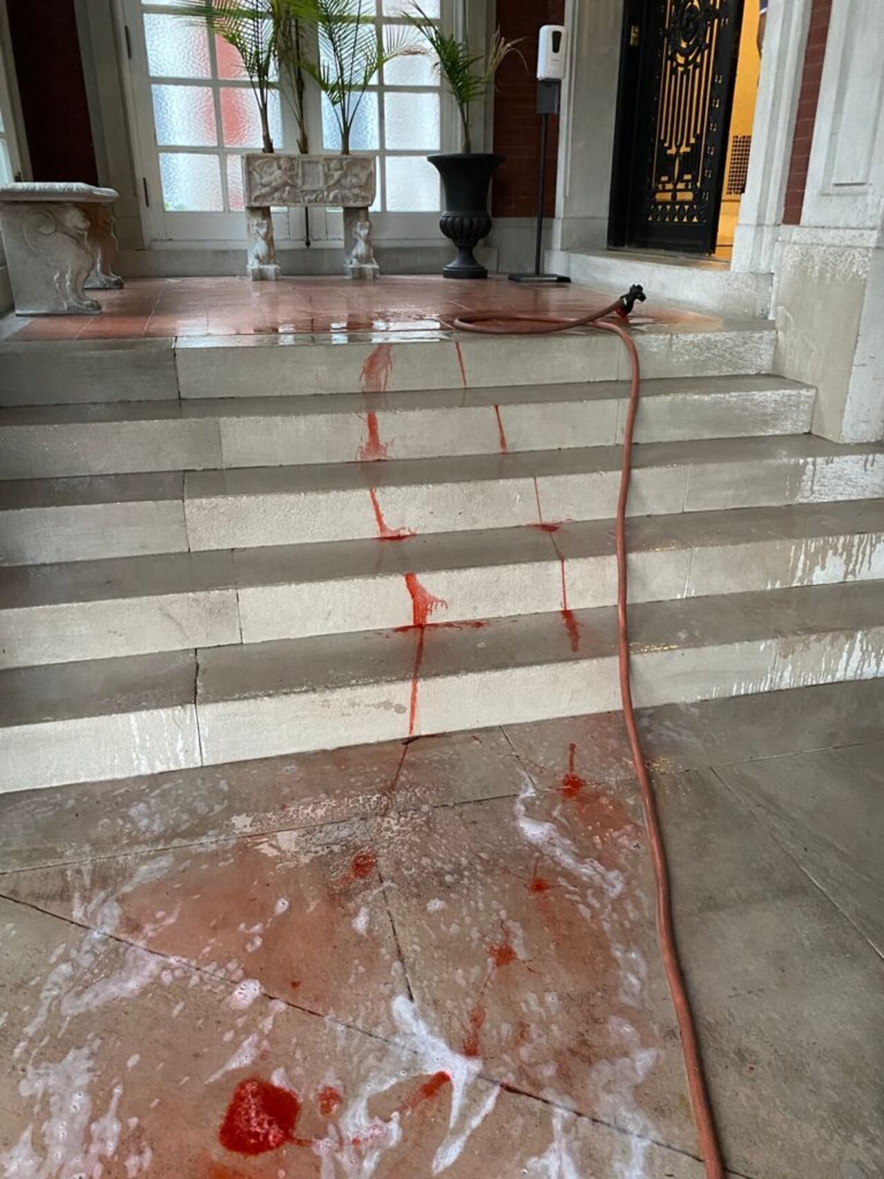 La casa del embajador de Colombia en Washington fue vandalizada con pintura.