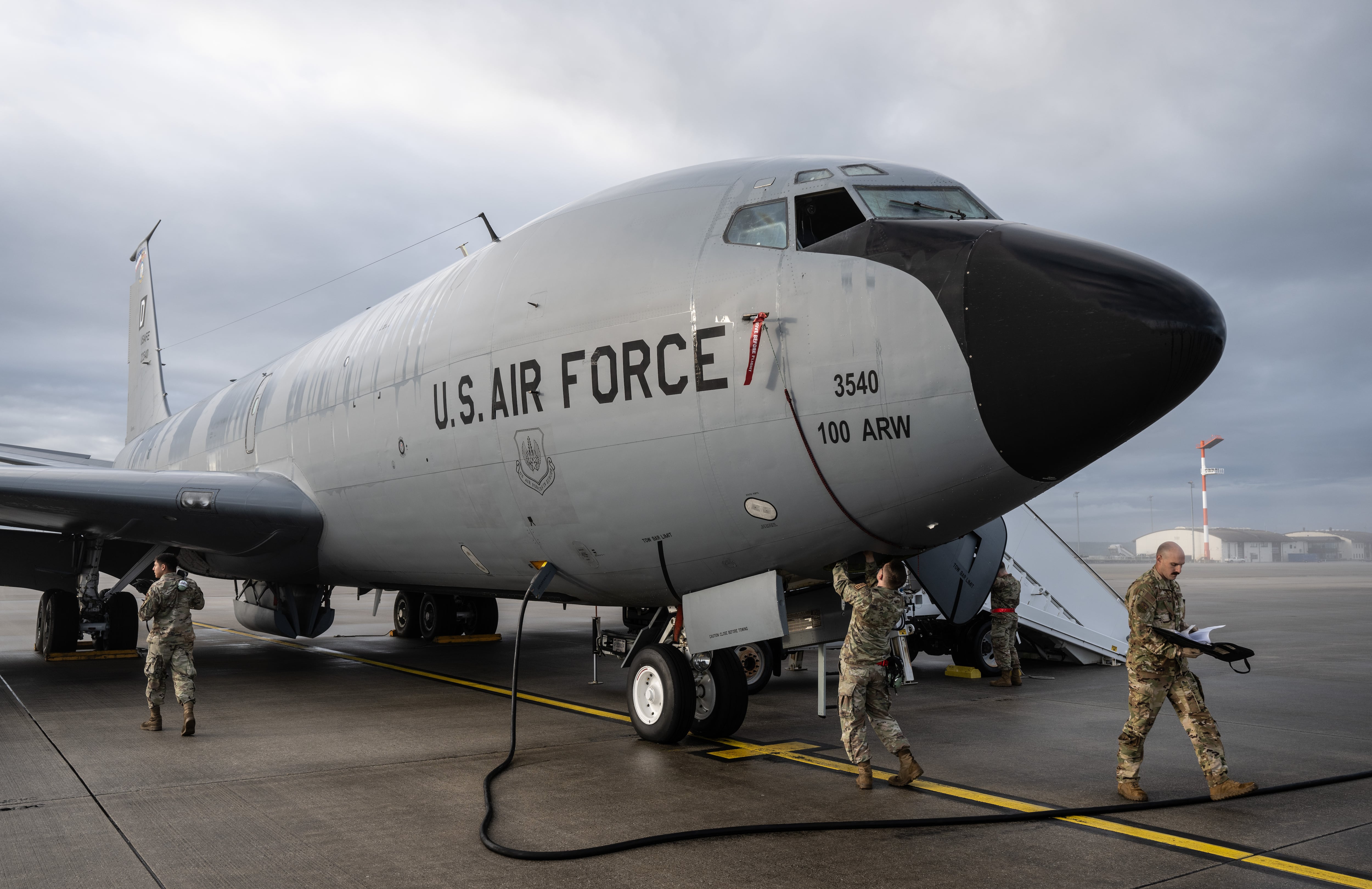 Soldados preparan un KC-135 Stratotanker de la Fuerza Aérea