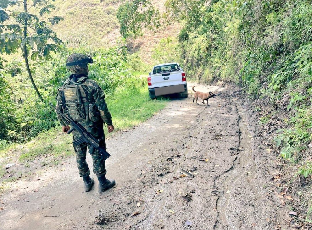 Gracias a labores de inteligencia militar y operaciones efectuadas por soldados de la Fuerza de Despliegue Rápido N.° 5, en apoyo a la Sexta Brigada, se logró la ubicación de dos camionetas Foto: Ejército Colombiano / El País.