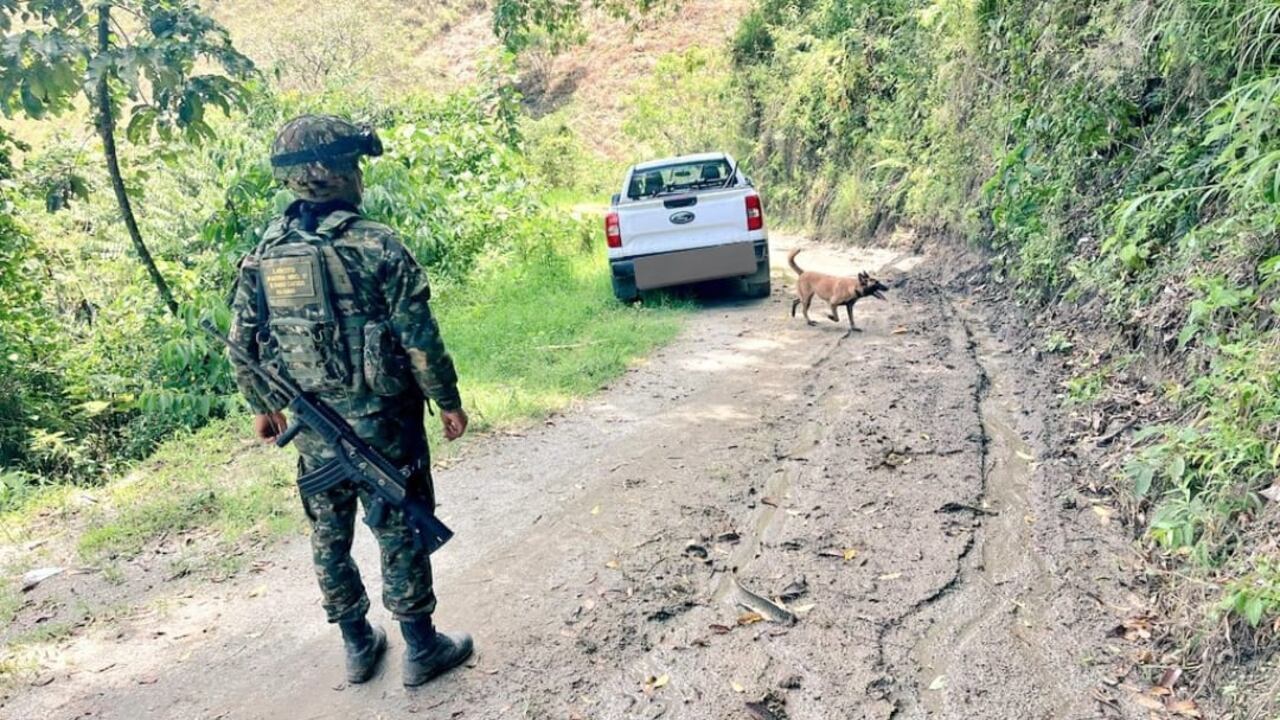 Gracias a labores de inteligencia militar y operaciones efectuadas por soldados de la Fuerza de Despliegue Rápido N.° 5, en apoyo a la Sexta Brigada, se logró la ubicación de dos camionetas Foto: Ejército Colombiano / El País.