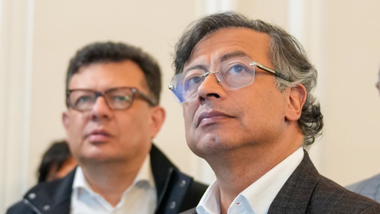 De izquierda a derecha, Hollman Morris, gerente de RTVC, y el presidente, Gustavo Petro, el 15 de septiembre de 2025, en Bogotá