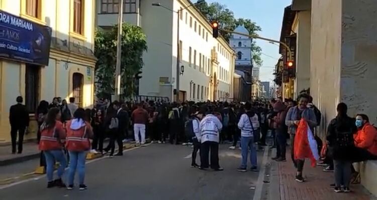 La movilización de los trabajadores del Sena concluyó frente a las instalaciones del Ministerio de Hacienda.