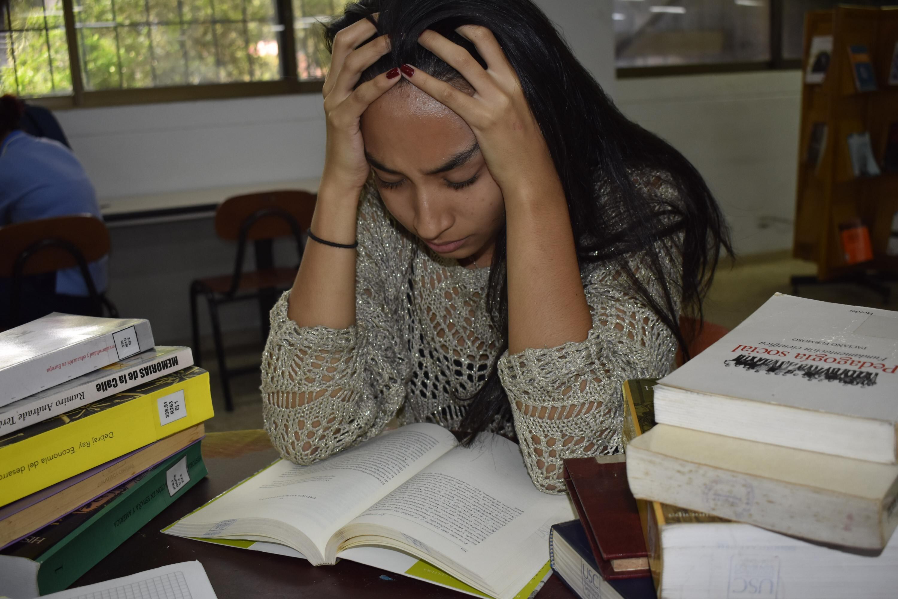 Cuando ya se siente el cansancio mental,  es mejor hacer una pausa, dar una vuelta y respirar hondo o hablar de otro tema. Luego retornará con la mente más despejada.