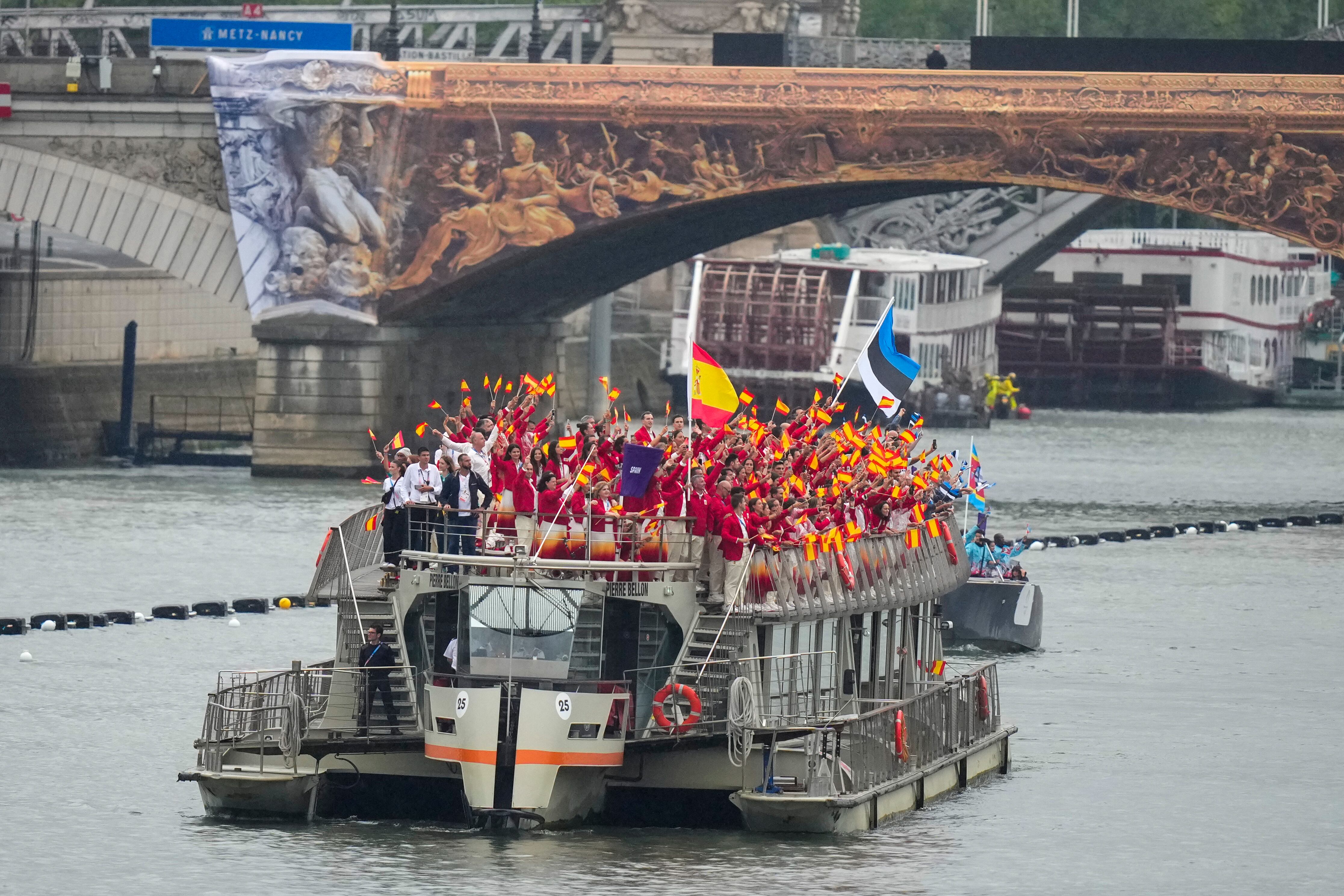 Atletas en el Río Sena en los barcos de la inauguración de los Juegos Olímpicos París 2024