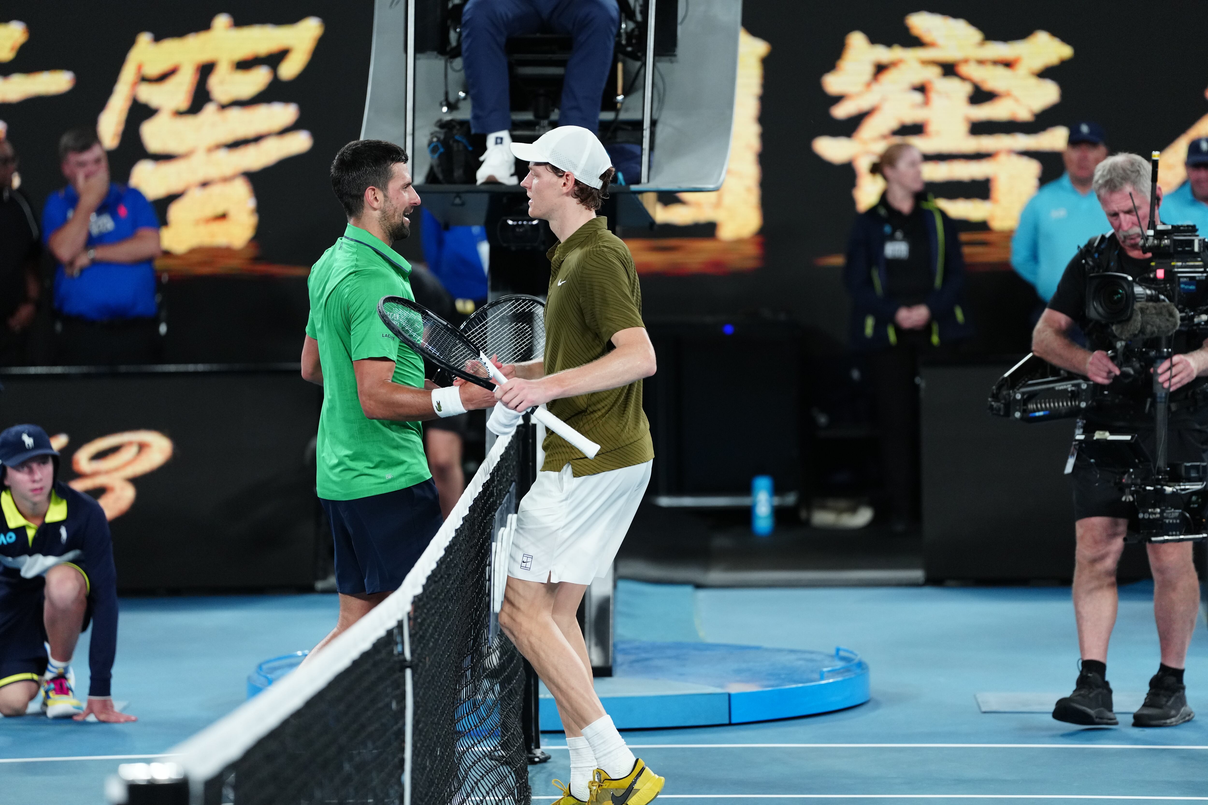Novak Djokovic se saluda con Jannik Sinner.