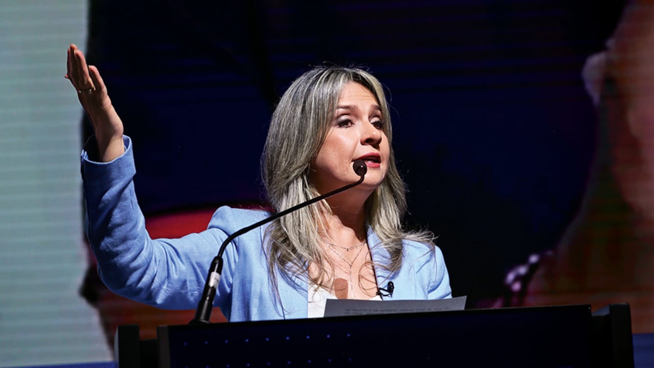 La directora de SEMANA, Vicky Dávila, intervino en la Convención de Asobancaria haciendo un llamado a proteger las instituciones y la democracia colombiana. Fue una de las invitadas especiales del evento que congrega al empresariado colombiano.