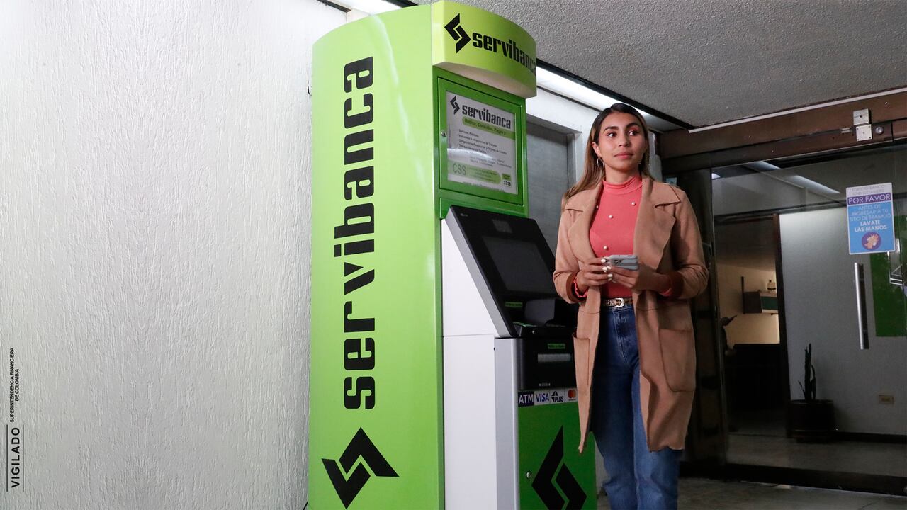 En caso de cometer un error al momento de realizar una transacción en un cajero de Servibanca, la Red Verde recomienda que el usuario acuda inmediatamente al servicio de atención al cliente de la entidad emisora de su tarjeta.