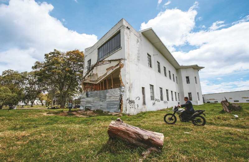 Así se ve uno de los lados de la Escuela de Cine y Televisión, ubicada desde 1988 en el estadio del campus. Foto: Carlos Julio Martínez.