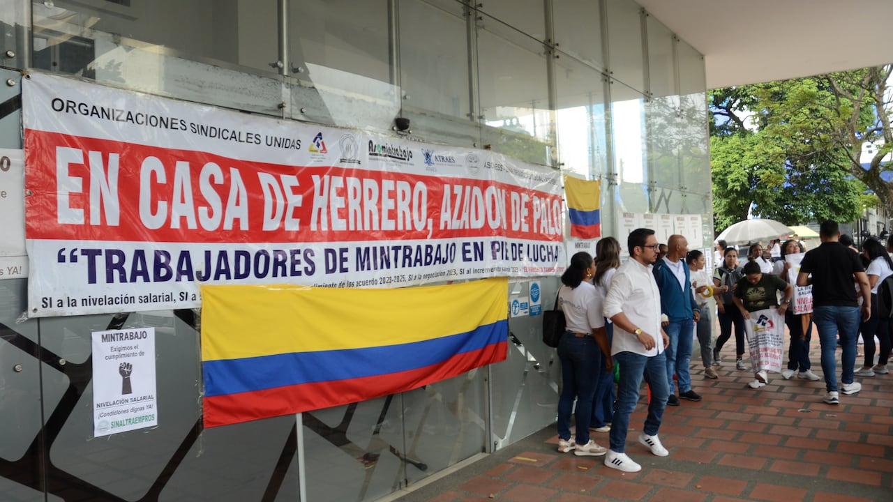 Sindicatos del Ministerio del Trabajo están en huelga reclamando derechos laborales.