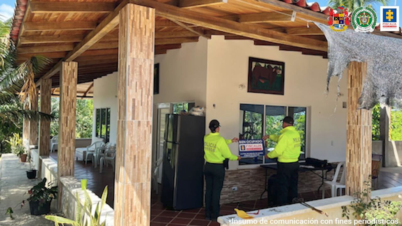 Géner García Molina, alias Jhon 40, se quedó sin nada. En total, fueron diez inmuebles rurales, tres urbanos y un establecimiento de comercio los que fueron ocupadas con fines de extinción de dominio por medio de un operativo coordinado entre la Fiscalía y la Dijín de la Policía Nacional. Además, le incautaron 2.153 reses.