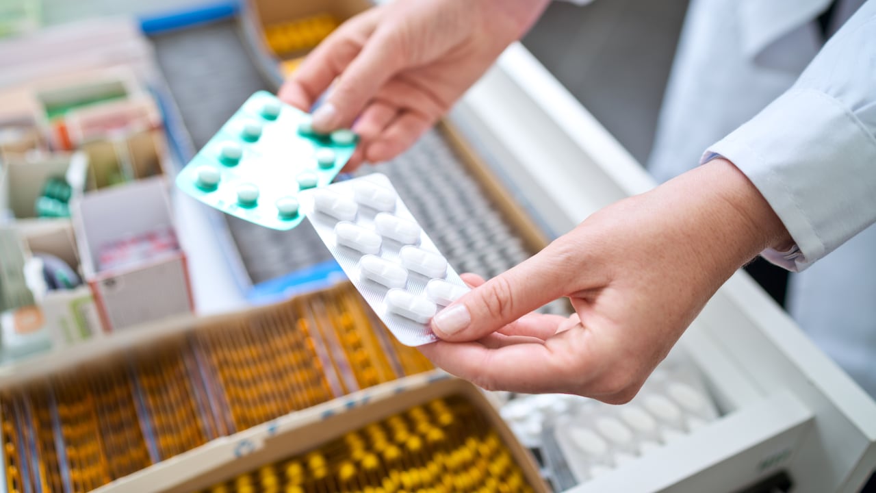 Viajar con medicamentos sí es posible, pero es necesario seguir algunos requisitos.