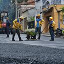 La alcaldia Municipal continua con el compromiso de colocar a Cali lo mejor posible para la cop 16.
En esta tarea realiza reparcheos en toda la ciudad, en esta oportunidad es el ya tradicional y uno de los mas antiguas de Cali como es el Barrio el Peñon al oeste de la ciudad. Fotos Raúl Palacios / El País.