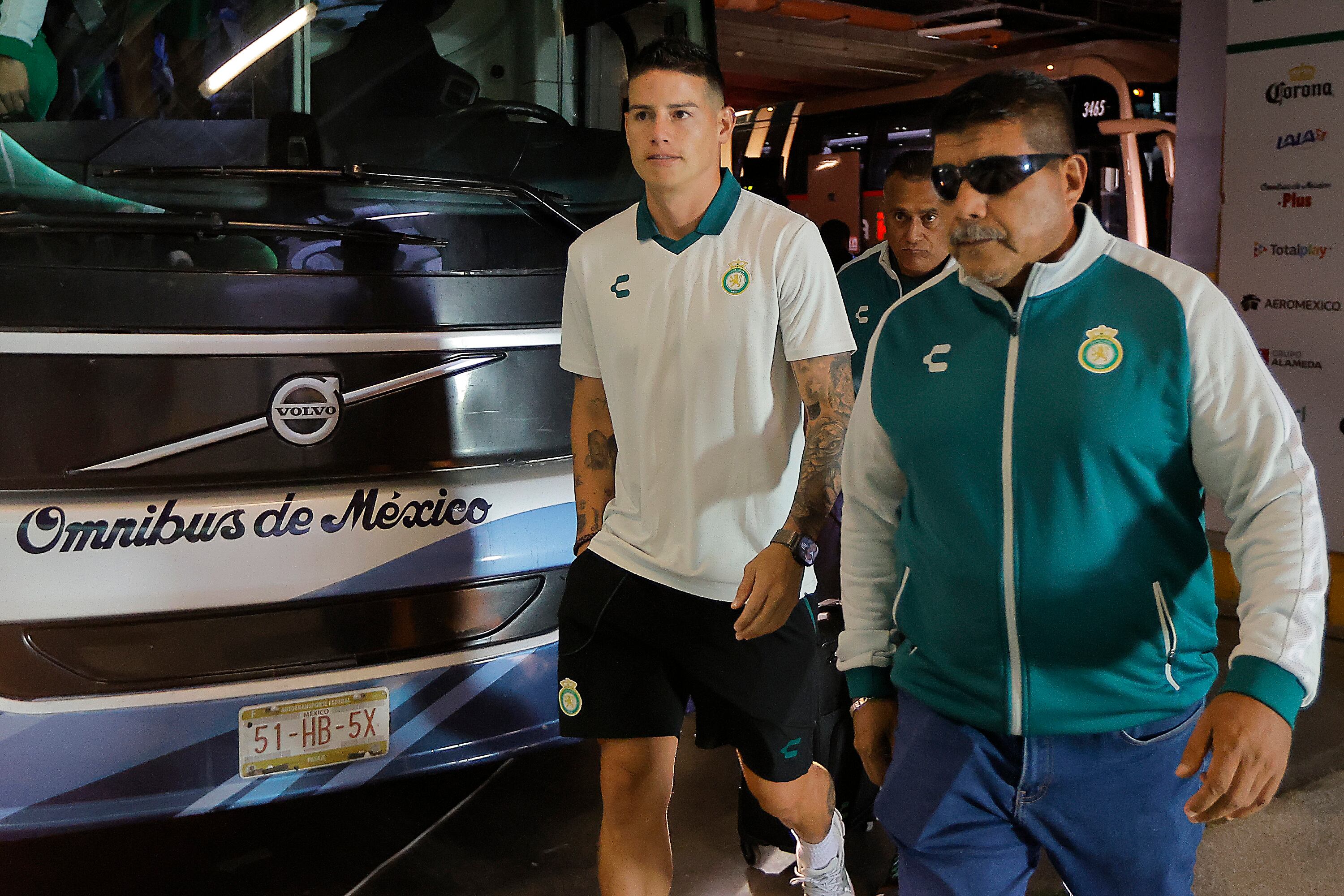 TORREON, MEXICO - MARCH 9: James Rodriguez of Leon arrives at Corona Stadium during the 11th round match between Santos Laguna and Leon as part of the Torneo Clausura 2025 Liga MX at Corona Stadium on March 9, 2025 in Torreon, Mexico. (Photo by Manuel Guadarrama/Getty Images)