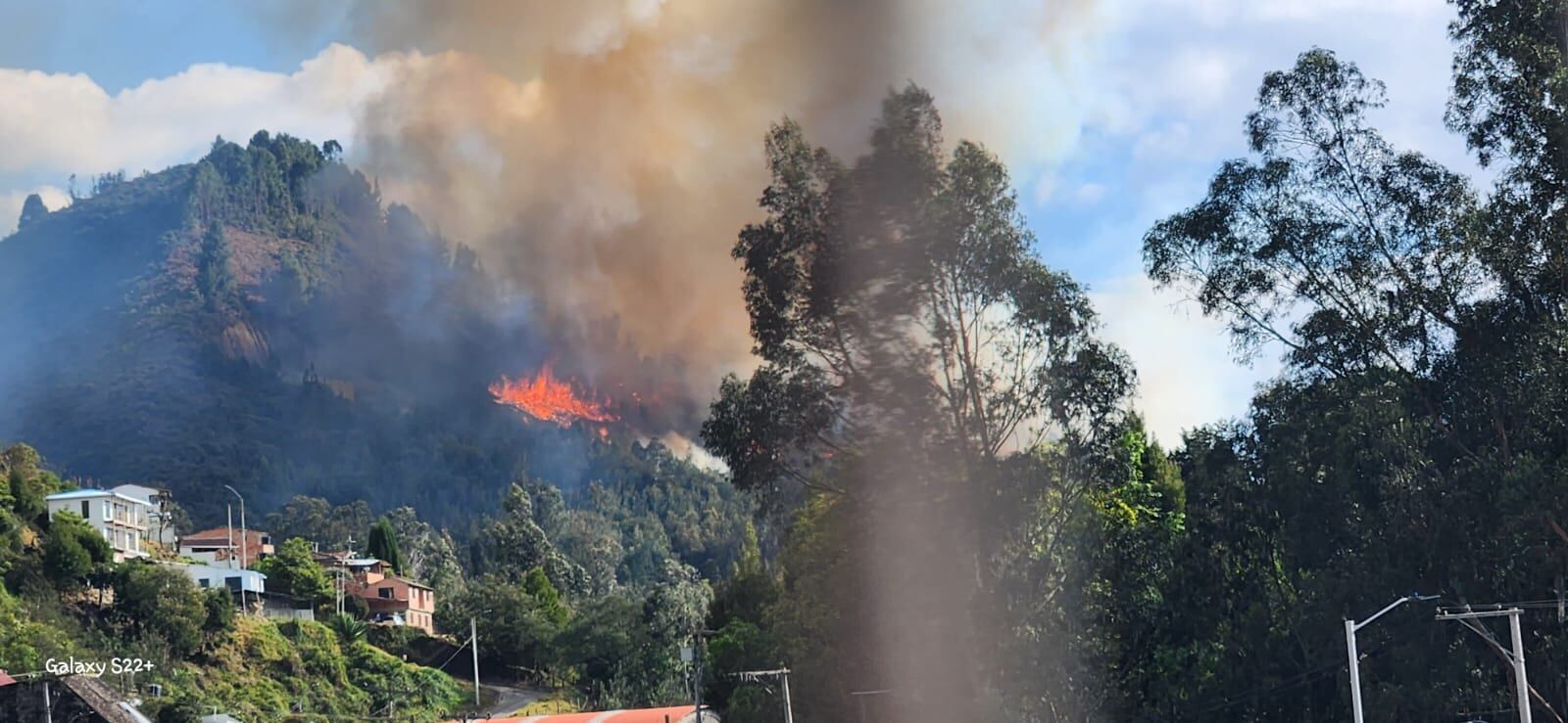 La emergencia ya cuenta con la atención del Cuerpo de Bomberos.