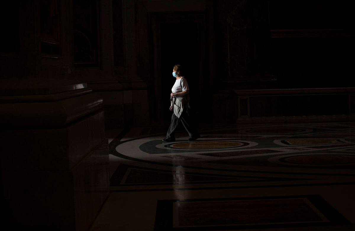 Una mujer que usa una máscara facial para evitar la propagación de covid-19, abandona la Basílica de San Pedro en el Vaticano el día de su reapertura, el lunes 18 de mayo de 2020. Italia está levantando lentamente las restricciones sanitarias después de un bloqueo de dos meses por el coronavirus.  (Foto AP / Alessandra Tarantino)