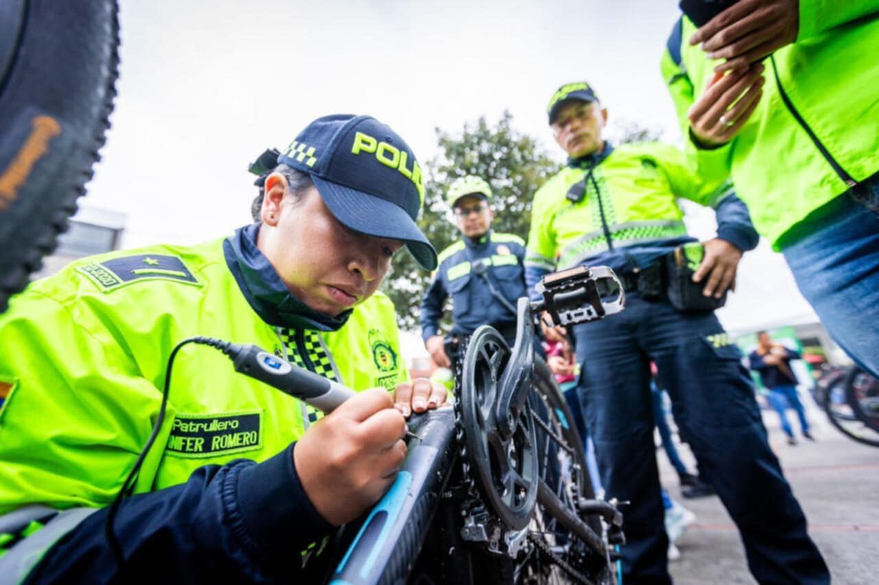 La Policía Metropolitana de Bogotá también cuenta con un grupo especial de 160 uniformados en las ciclorrutas.