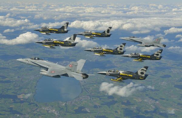 El Breitling Jet, único equipo acrobático civil profesional del mundo, llega a salvo a Dijon, Francia. (AP)