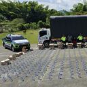 Decomisan dos cargamentos con botellas de licor adulterado