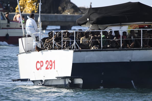 Migrantes dentro de un bote guardacostas en Lampedusa. La pequeña isla siciliana de Lampedusa está abrumada con casi 7000 migrantes llegados en las últimas 48 horas. La mayoría de los migrantes, principalmente de origen africano, partieron de Túnez.