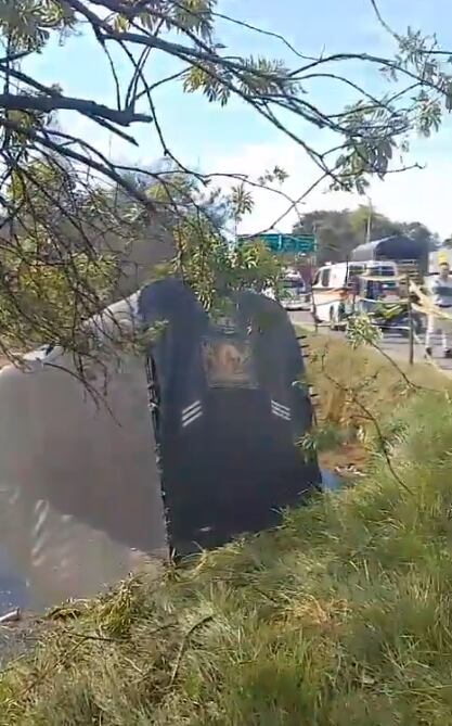 Las autoridades intentan extraer el automotor del canal de Torca.