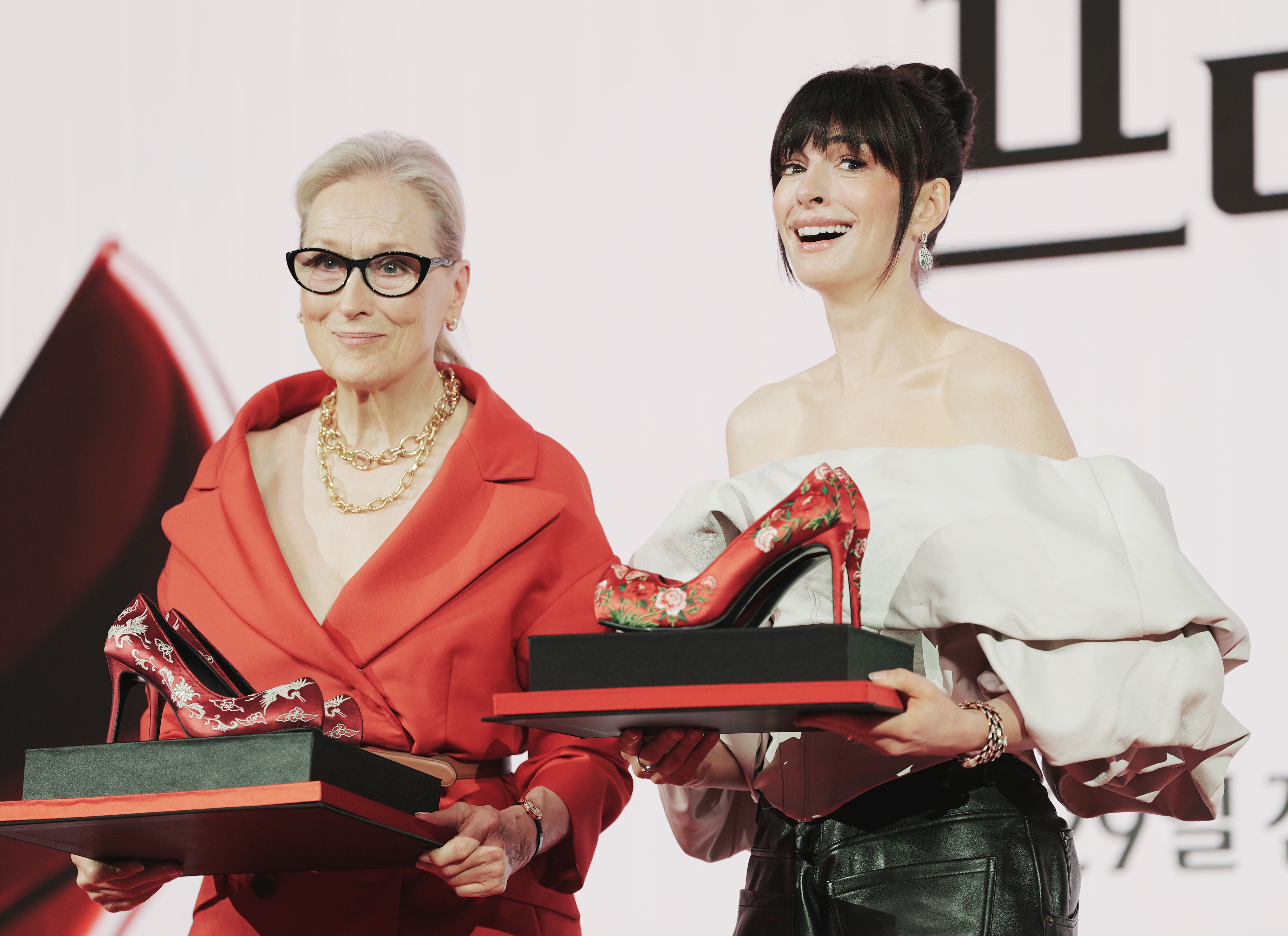 Meryl Streep y Anne Hathaway recibieron un inesperado y tradicional regalo en Corea del Sur, que ratificó el respeto del país asiático por su gran trayectoria.
