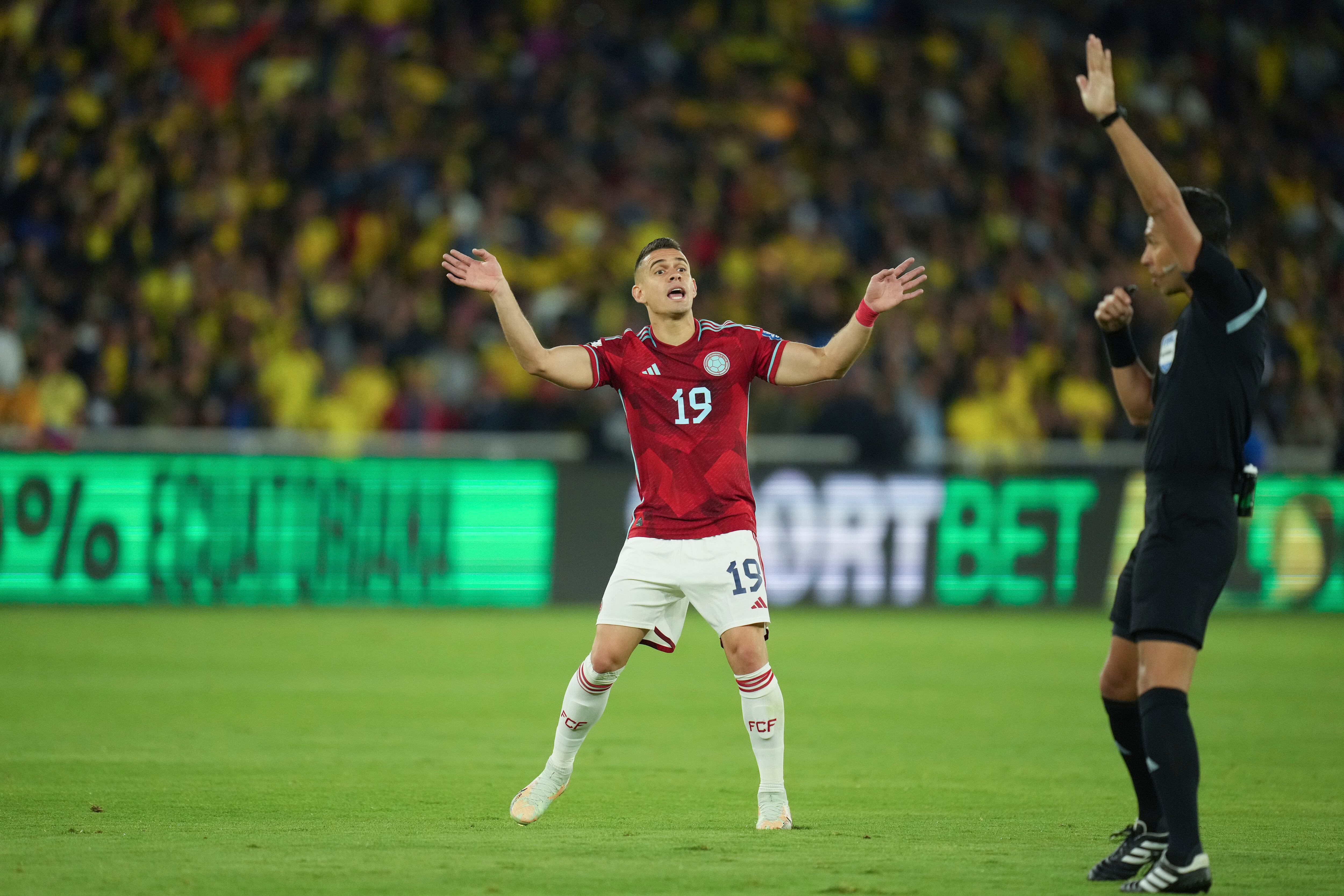 Colombia's Rafael Santos Borre, left, argues with referee Facundo Tello of Argentina after he disallowed a goal against Ecuador during a qualifying soccer match for the FIFA World Cup 2026 at the Rodrigo Paz Delgado stadium in Quito, Ecuador, Tuesday, Oct. 17, 2023. (AP Photo/Dolores Ochoa)