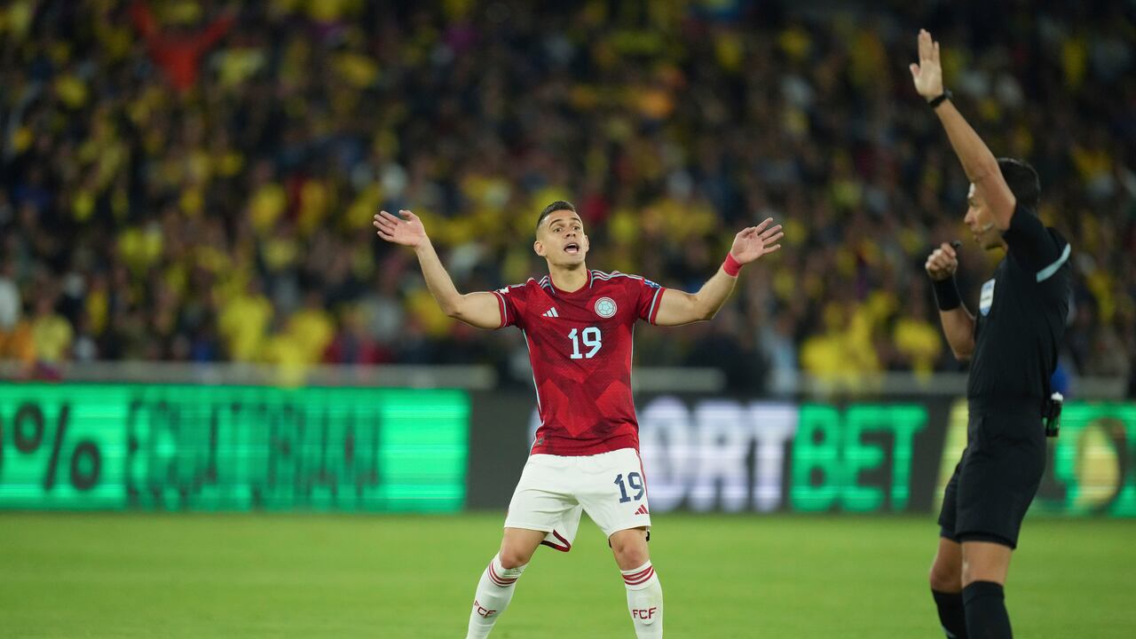 Colombia's Rafael Santos Borre, left, argues with referee Facundo Tello of Argentina after he disallowed a goal against Ecuador during a qualifying soccer match for the FIFA World Cup 2026 at the Rodrigo Paz Delgado stadium in Quito, Ecuador, Tuesday, Oct. 17, 2023. (AP Photo/Dolores Ochoa)