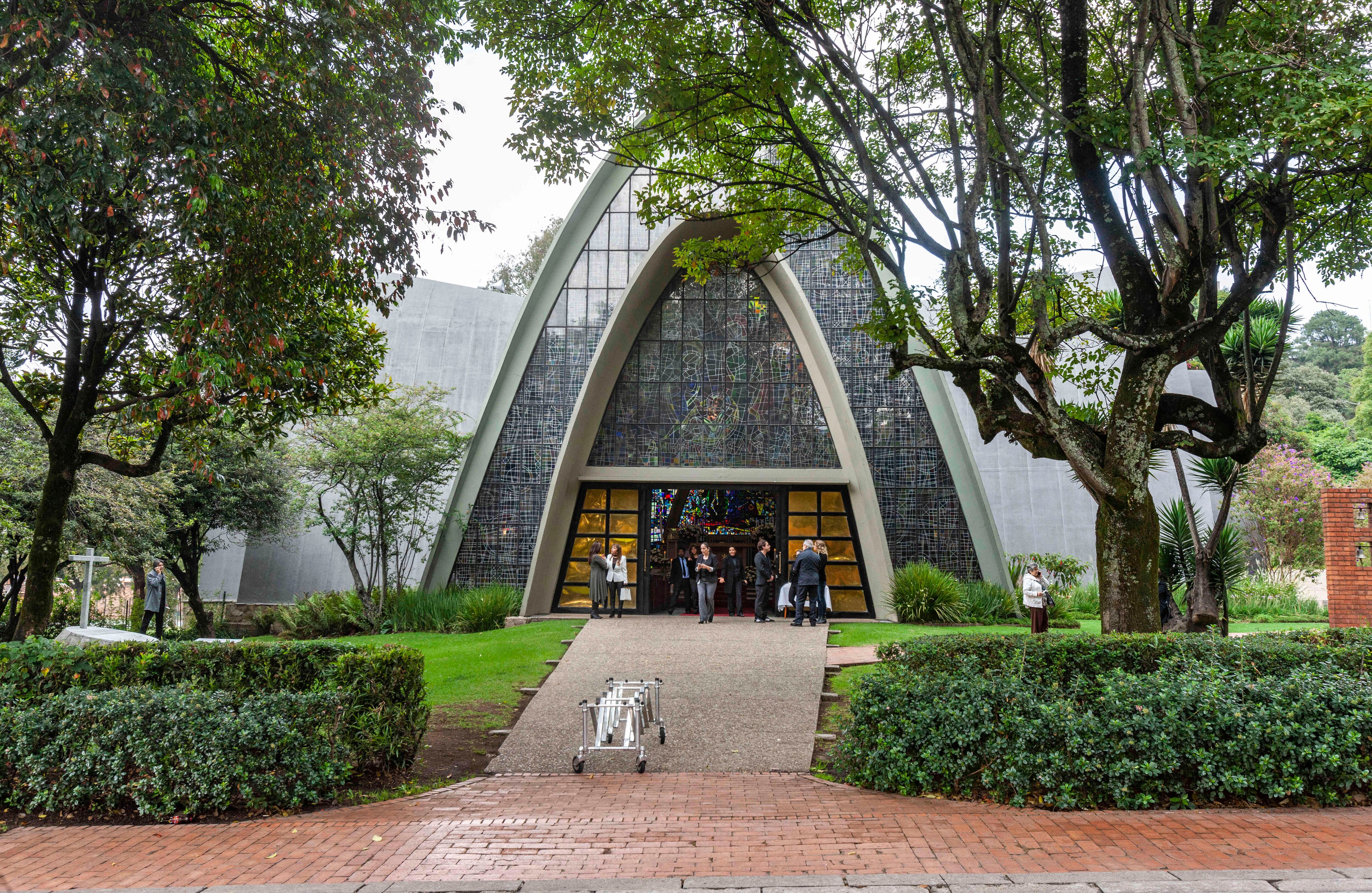 Hacia las 10:30 de la mañana los asistentes comenzaron a llegar a la capilla del Gimnasio Moderno para darle el ultimo adiós a Fernando Gaitán. 