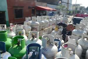 Cali: Se agudiza crisis en la entrega de pedidos de gas propano ante la alta demanda por falta de gas natural en Cali. Restaurantes y amas de casa abocados a cocinar con leña y carbón en las afuera de las residencias y comederos. Foto José L Guzmán. El País. Mayo 24-23