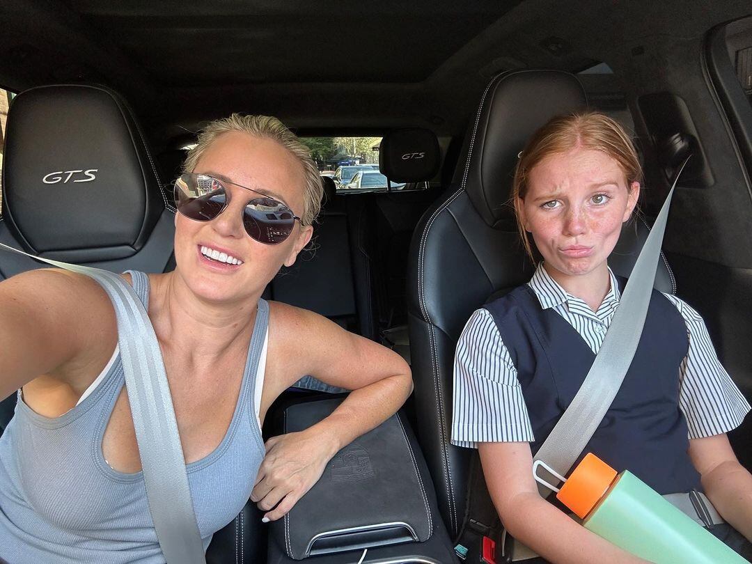 La madre de la niña le regaló un carro de lujo