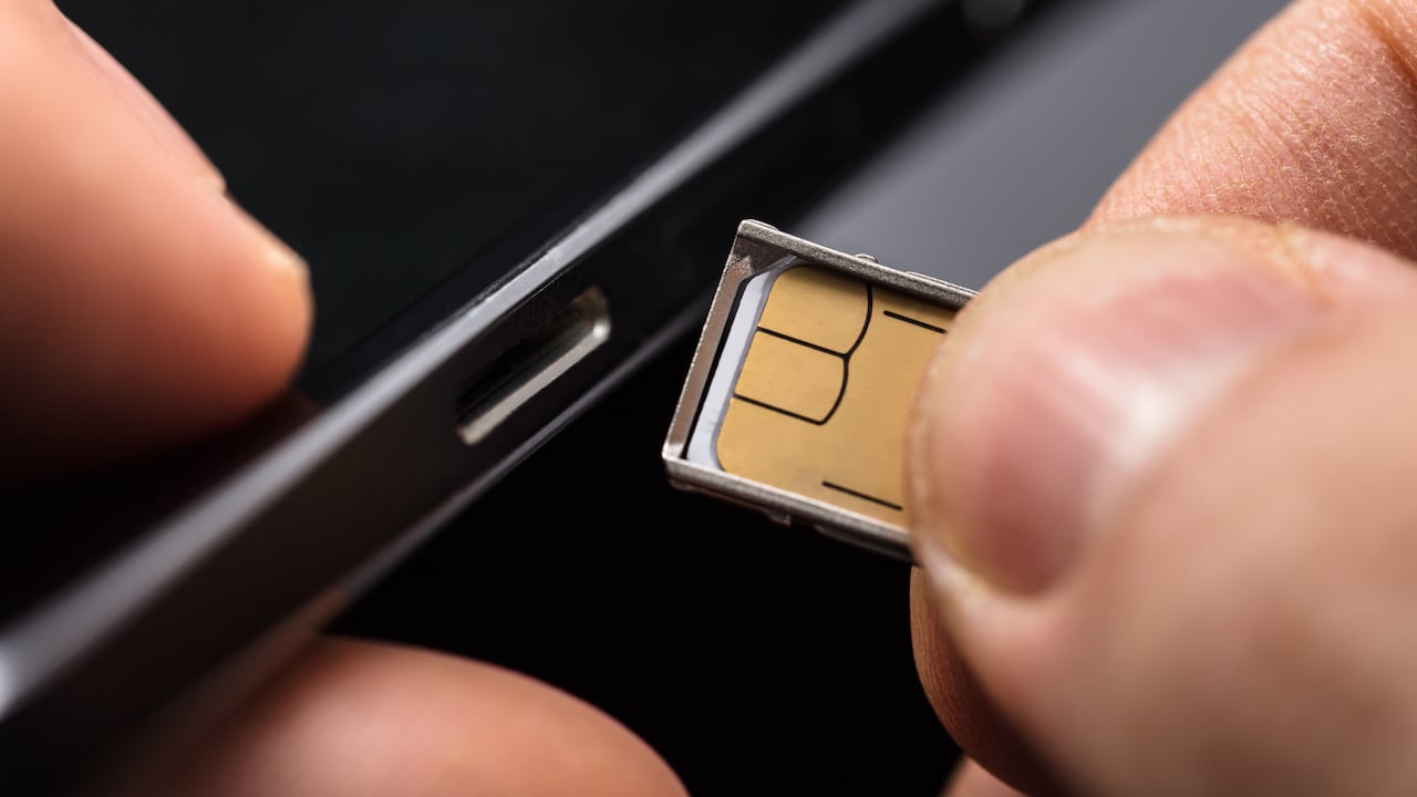 WhatsApp utiliza el número de teléfono asociado a la tarjeta SIM.